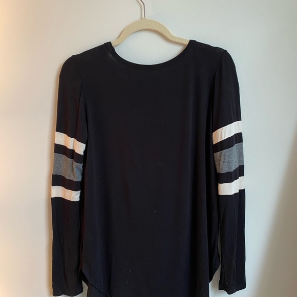 Black relaxed fit t-shirt with stripe detail! - Picture 3 of 3